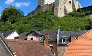 Am Fuße der Burg Sonnenberg